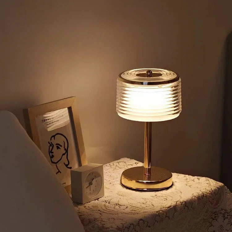 Lampe de Table en Or avec Abat-jour Multicouche – Élégance Moderne pour Salon et Bureau