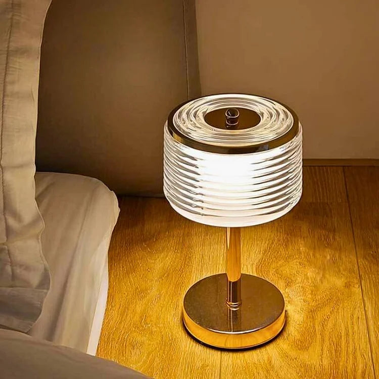 Lampe de Table en Or avec Abat-jour Multicouche – Élégance Moderne pour Salon et Bureau