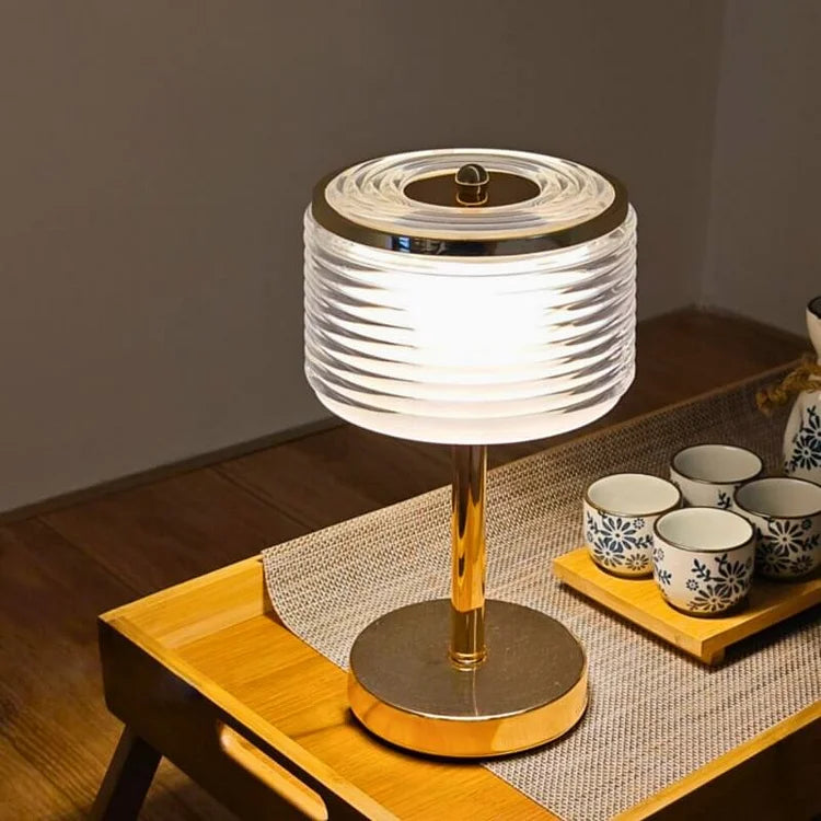 Lampe de Table en Or avec Abat-jour Multicouche – Élégance Moderne pour Salon et Bureau