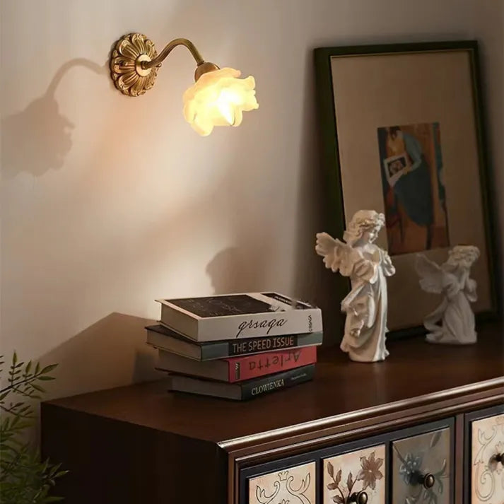 Lampe murale vintage en cuivre et verre – Pétales de fleurs délicats