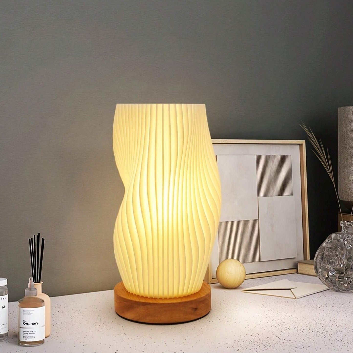 Lampe Serene Wavecrest - Élégance Contemporaine avec Dimmable USB