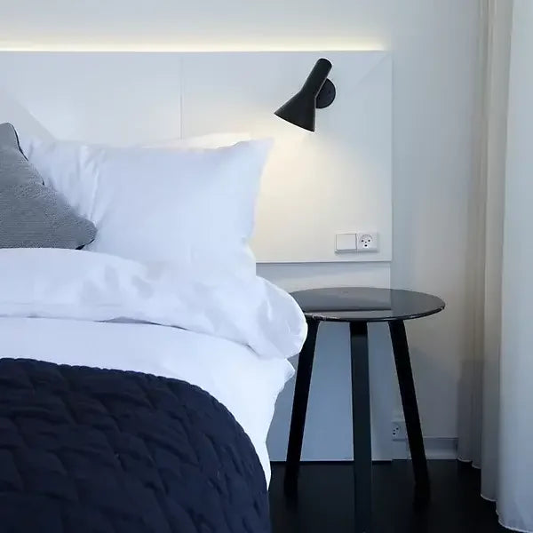Lampe de Table Design LED - Éclairage Sculptural Réglable, Parfaite pour Bureau et Salon