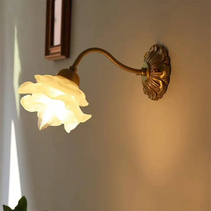 Lampe murale vintage en cuivre et verre – Pétales de fleurs délicats