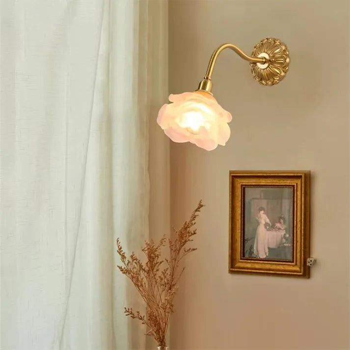 Lampe murale vintage en cuivre et verre – Pétales de fleurs délicats