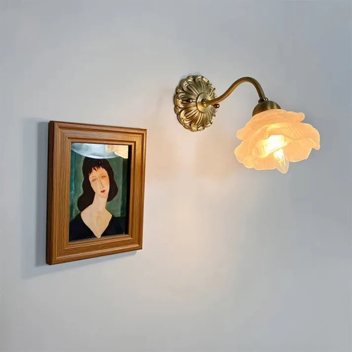 Lampe murale vintage en cuivre et verre – Pétales de fleurs délicats