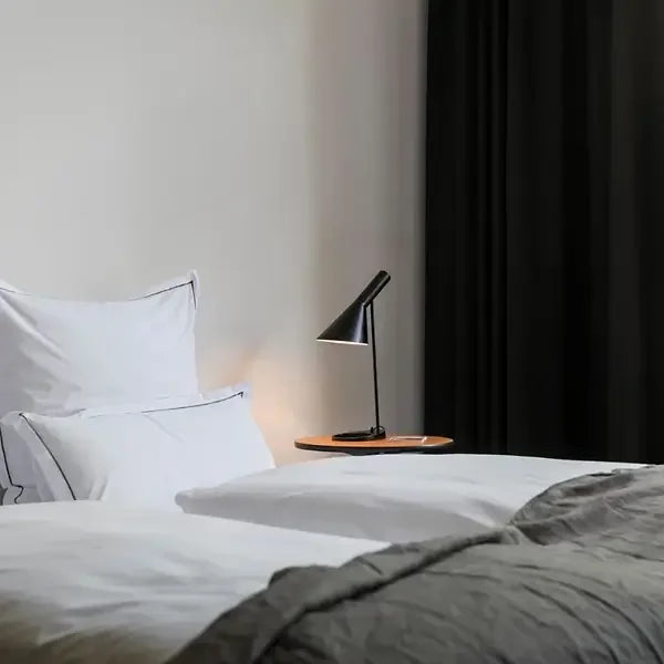 Lampe de Table Design LED - Éclairage Sculptural Réglable, Parfaite pour Bureau et Salon