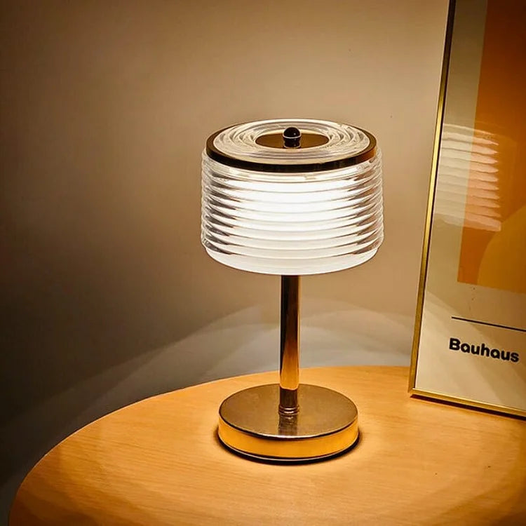 Lampe de Table en Or avec Abat-jour Multicouche – Élégance Moderne pour Salon et Bureau