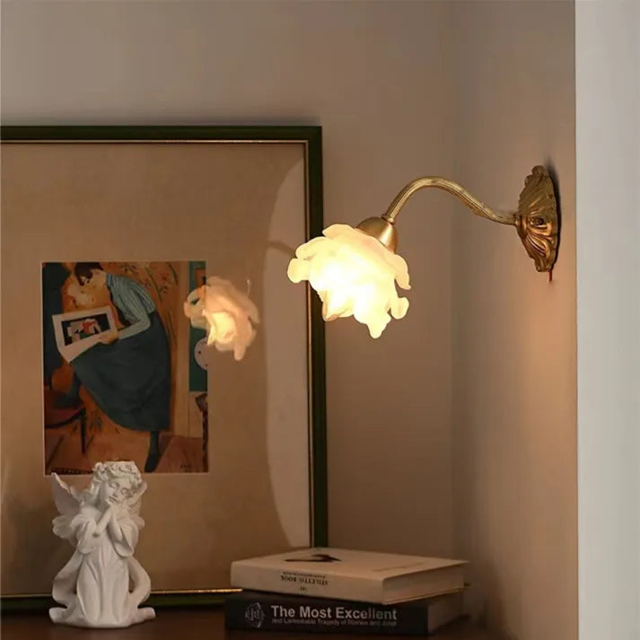 Lampe murale vintage en cuivre et verre – Pétales de fleurs délicats