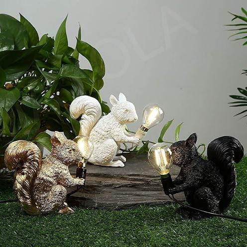 Lampe de table nordique design écureuil - Un charme ludique et une lumière douce