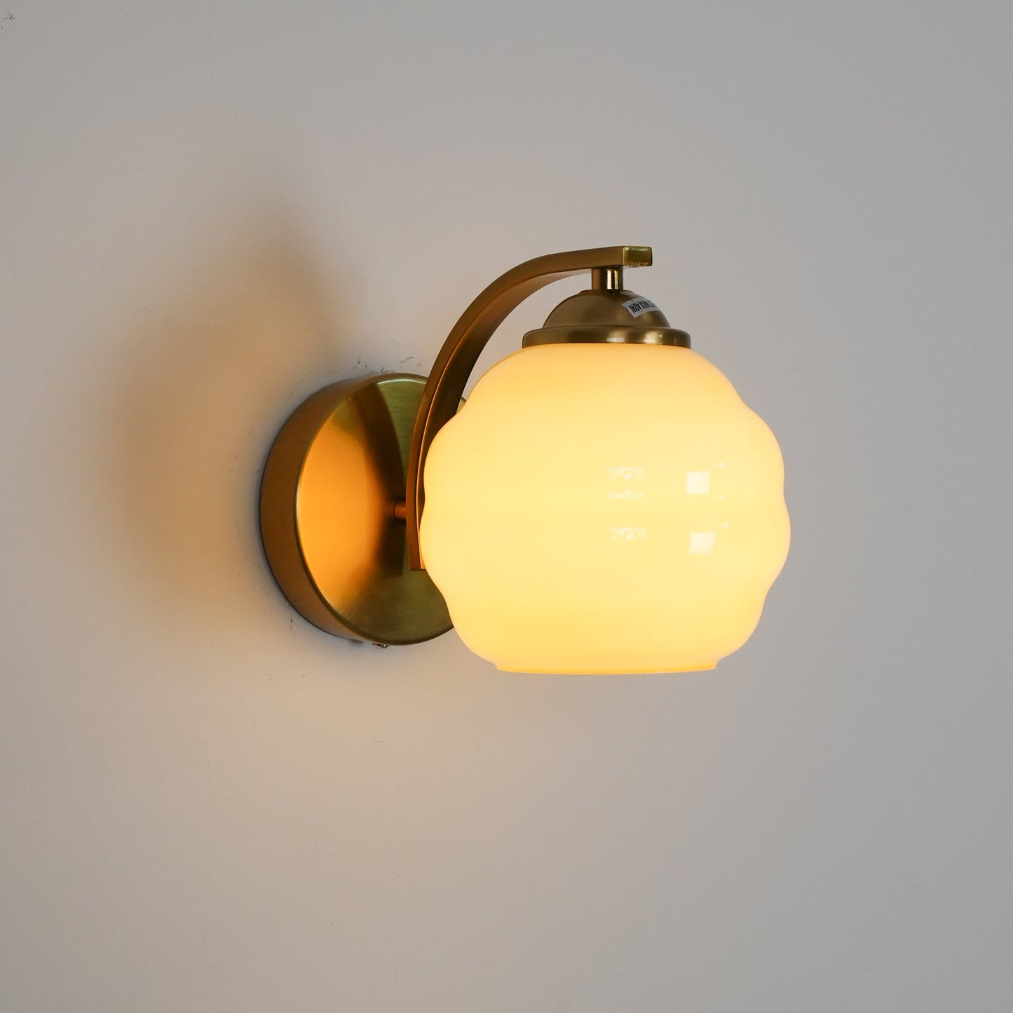 Lampe Murale Vintage Art Déco, Élégance Classique avec Abat-jour en Verre Blanc