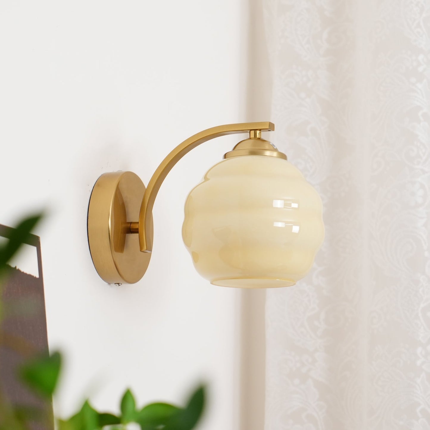 Lampe Murale Vintage Art Déco, Élégance Classique avec Abat-jour en Verre Blanc