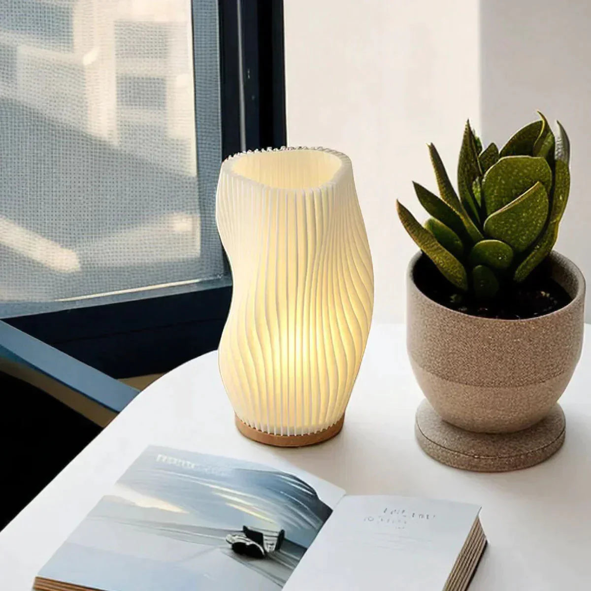 Lampe Serene Wavecrest - Élégance Contemporaine avec Dimmable USB