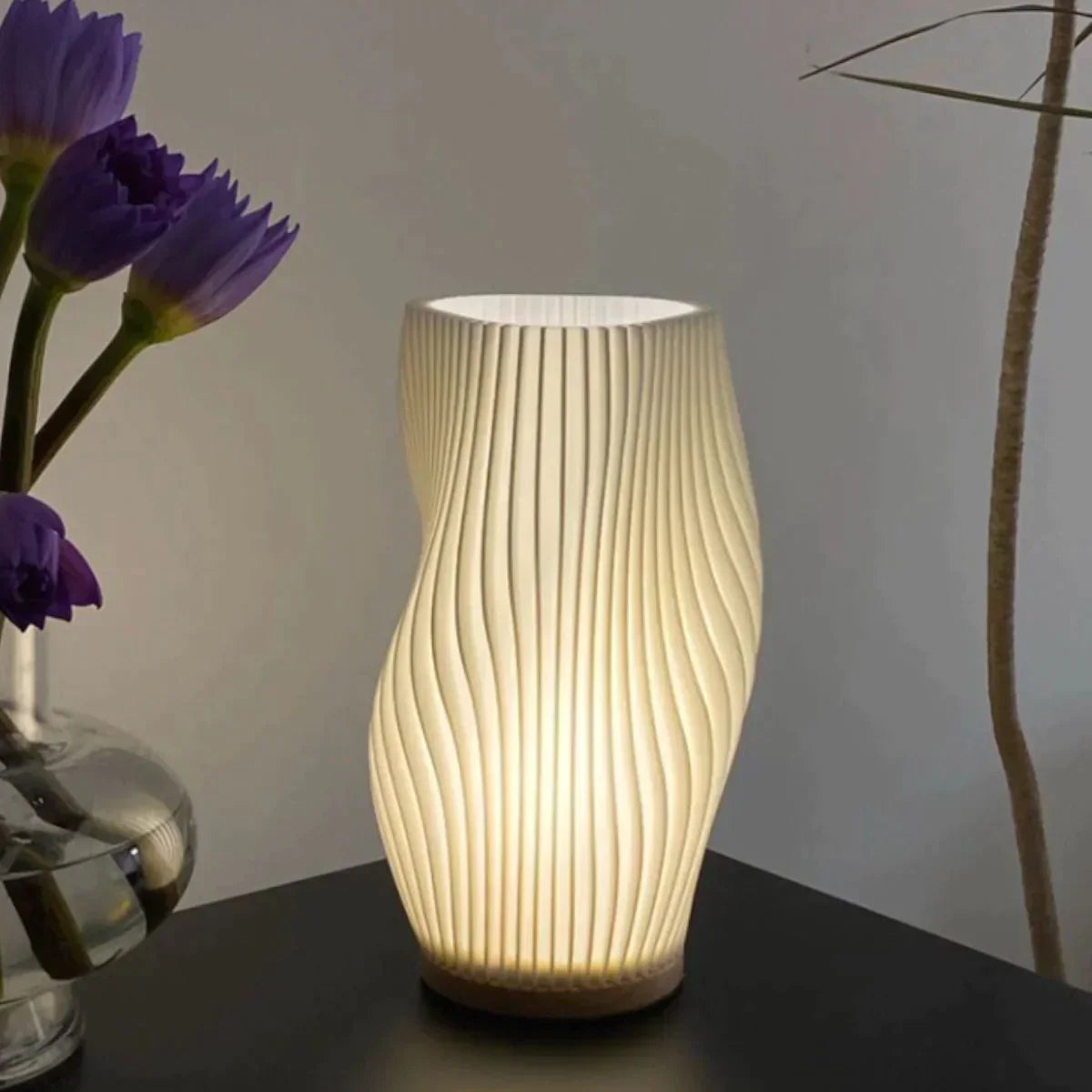 Lampe Serene Wavecrest - Élégance Contemporaine avec Dimmable USB