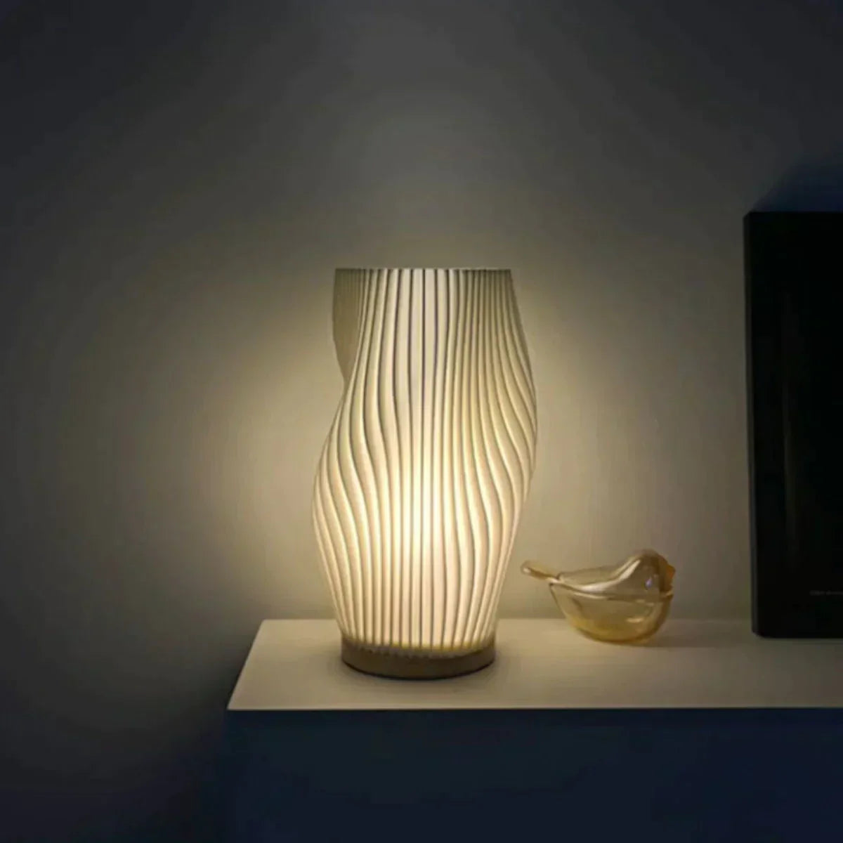 Lampe Serene Wavecrest - Élégance Contemporaine avec Dimmable USB