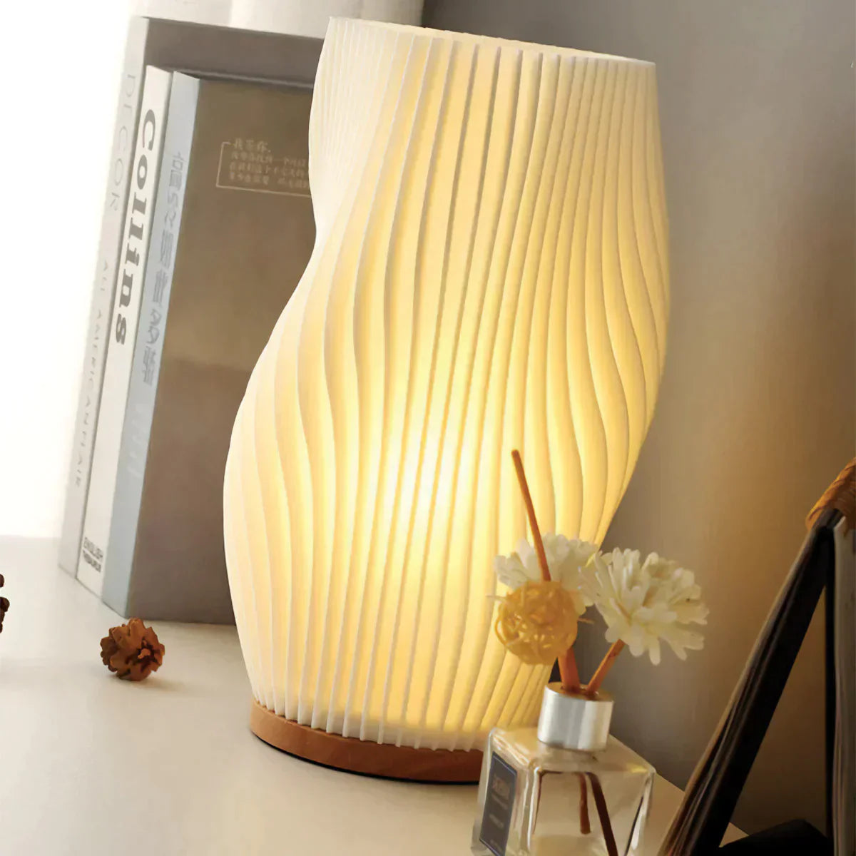 Lampe Serene Wavecrest - Élégance Contemporaine avec Dimmable USB