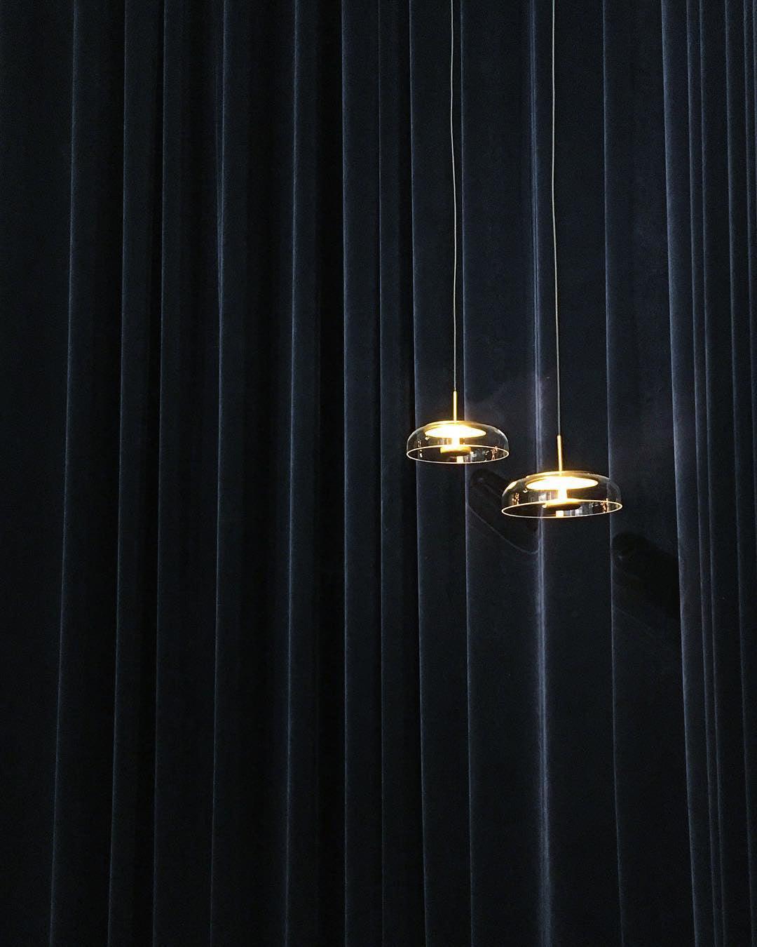 Suspension LED Solaire – Éclairage Moderne en Laiton et Verre pour Intérieur Élégant