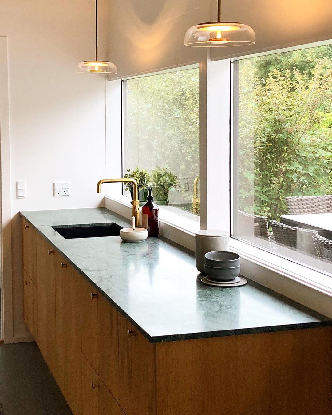 Suspension LED Solaire – Éclairage Moderne en Laiton et Verre pour Intérieur Élégant