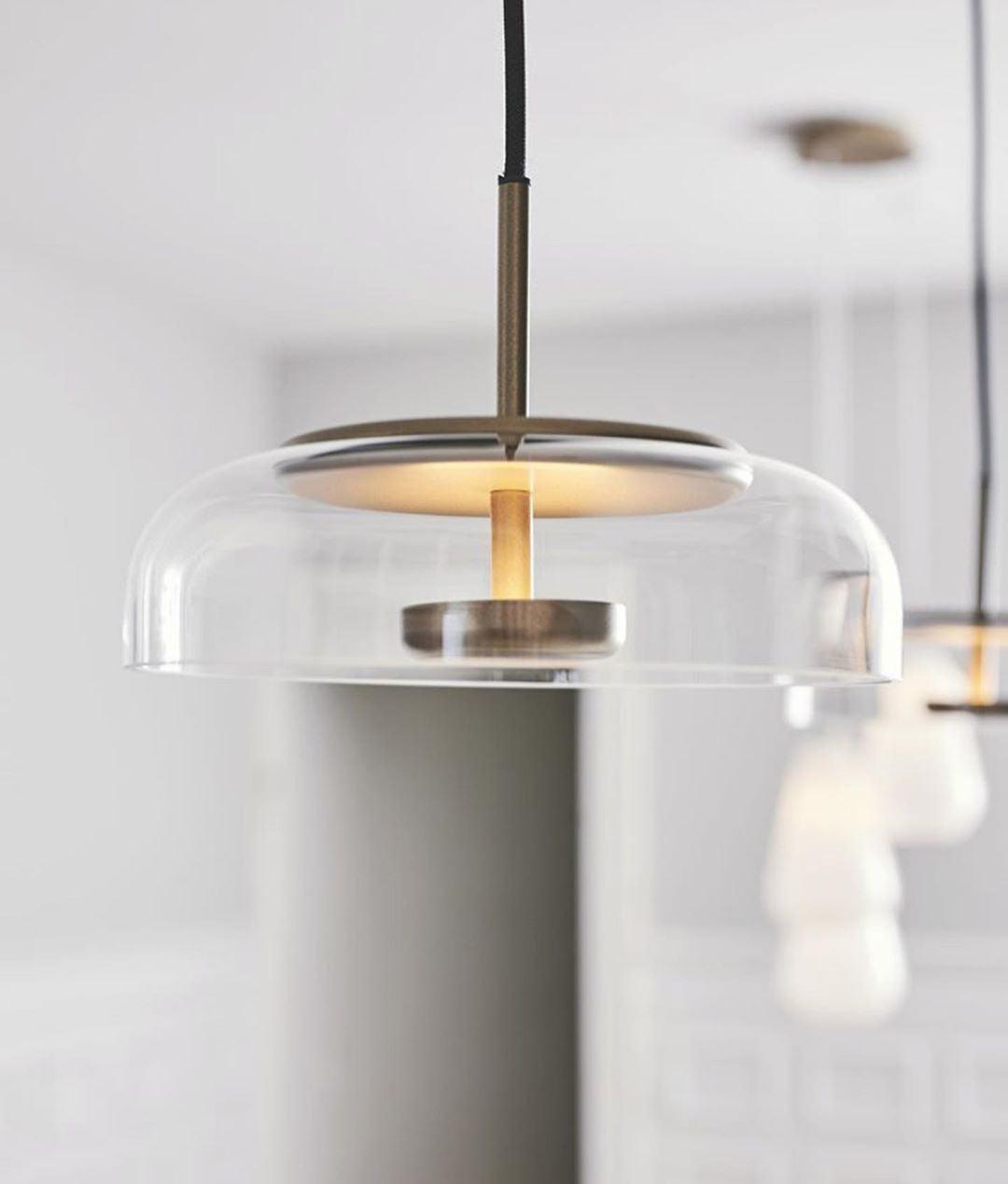 Suspension LED Solaire – Éclairage Moderne en Laiton et Verre pour Intérieur Élégant