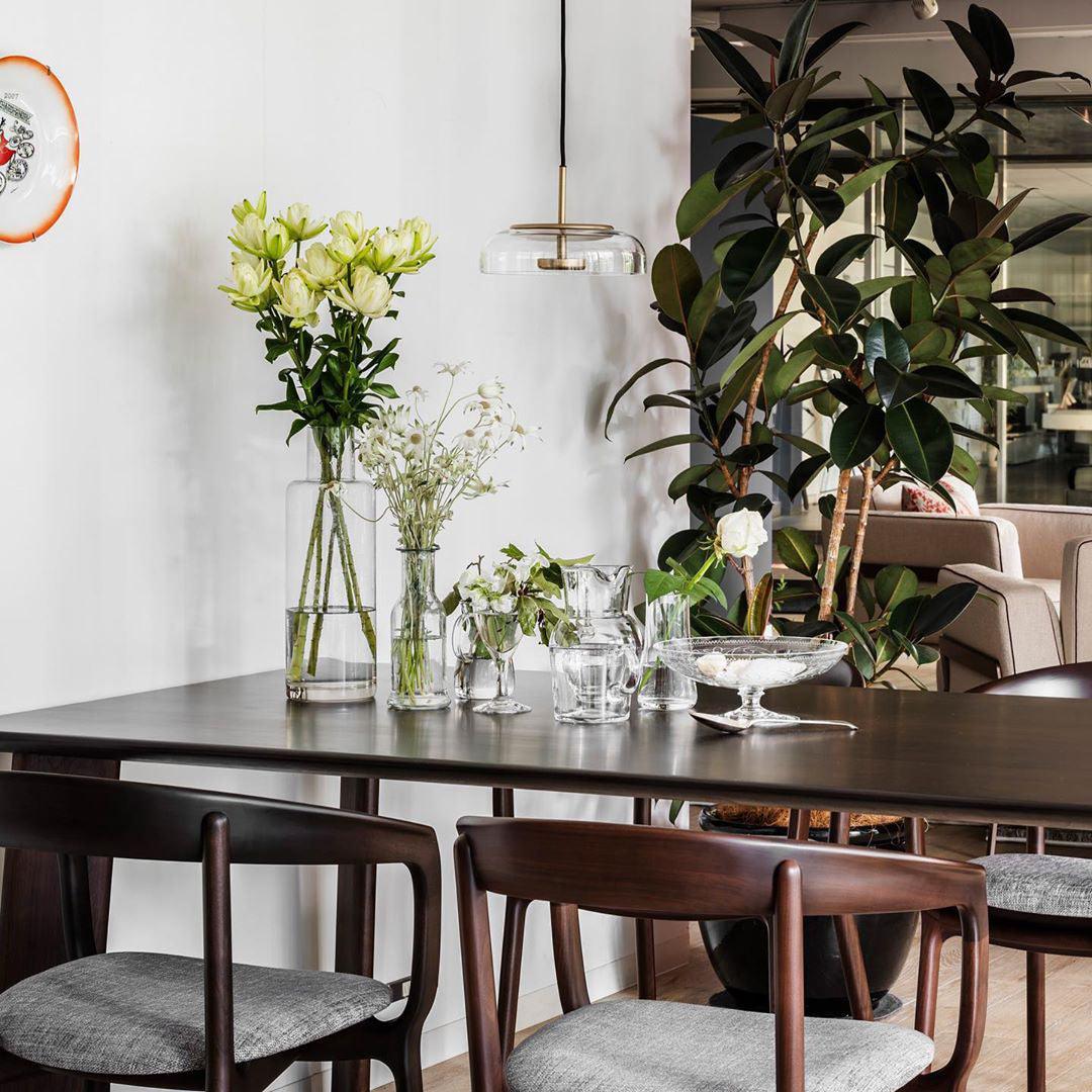 Suspension LED Solaire – Éclairage Moderne en Laiton et Verre pour Intérieur Élégant