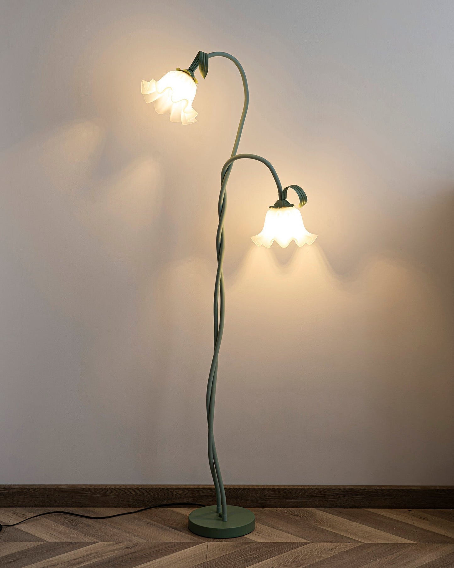 Lampadaire Calla Flowers – Éclairage Élégant avec Fleurs Blanches et Design Raffiné