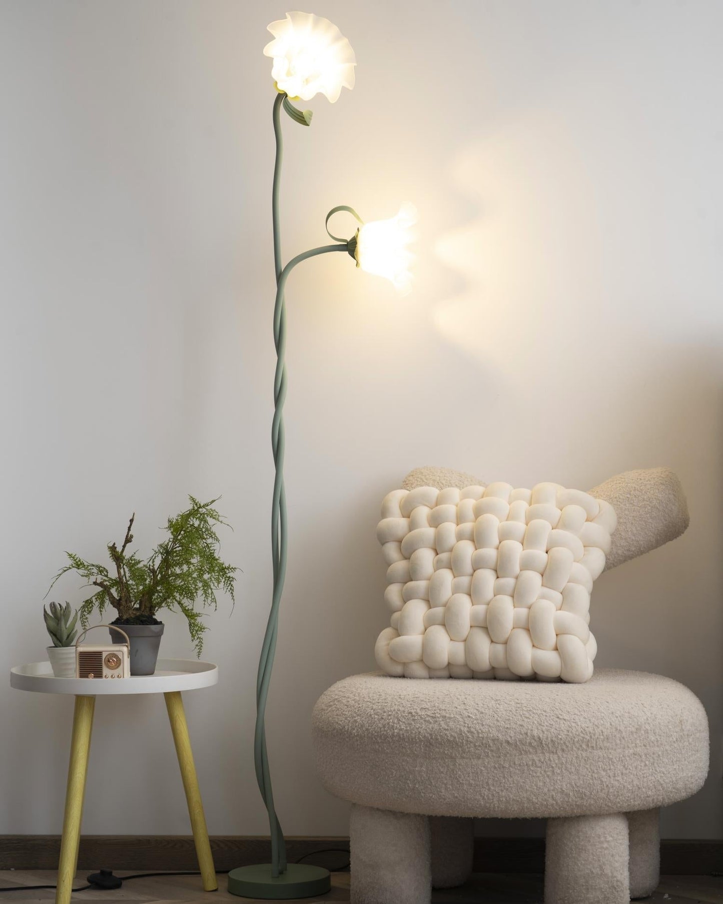 Lampadaire Calla Flowers – Éclairage Élégant avec Fleurs Blanches et Design Raffiné