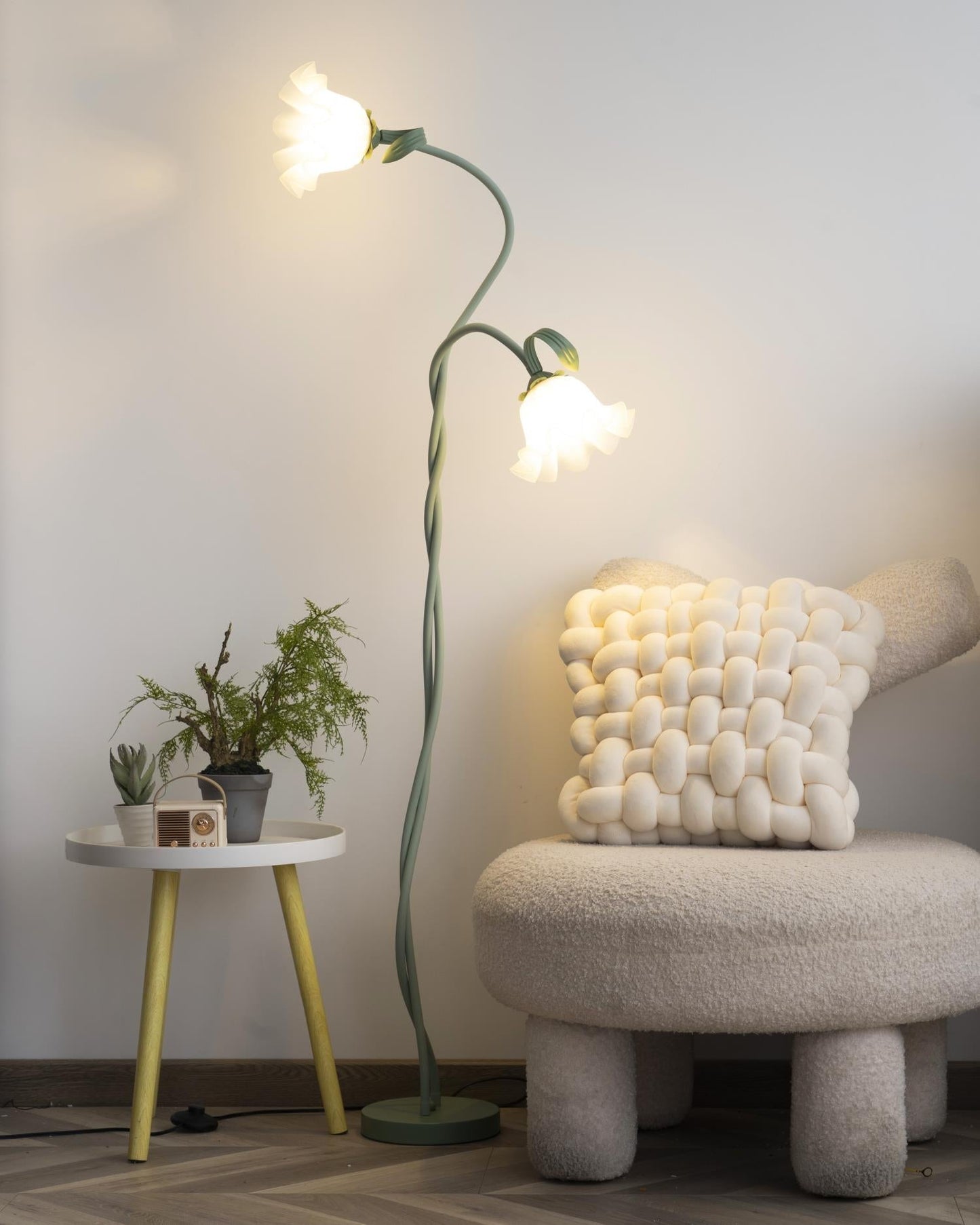 Lampadaire Calla Flowers – Éclairage Élégant avec Fleurs Blanches et Design Raffiné