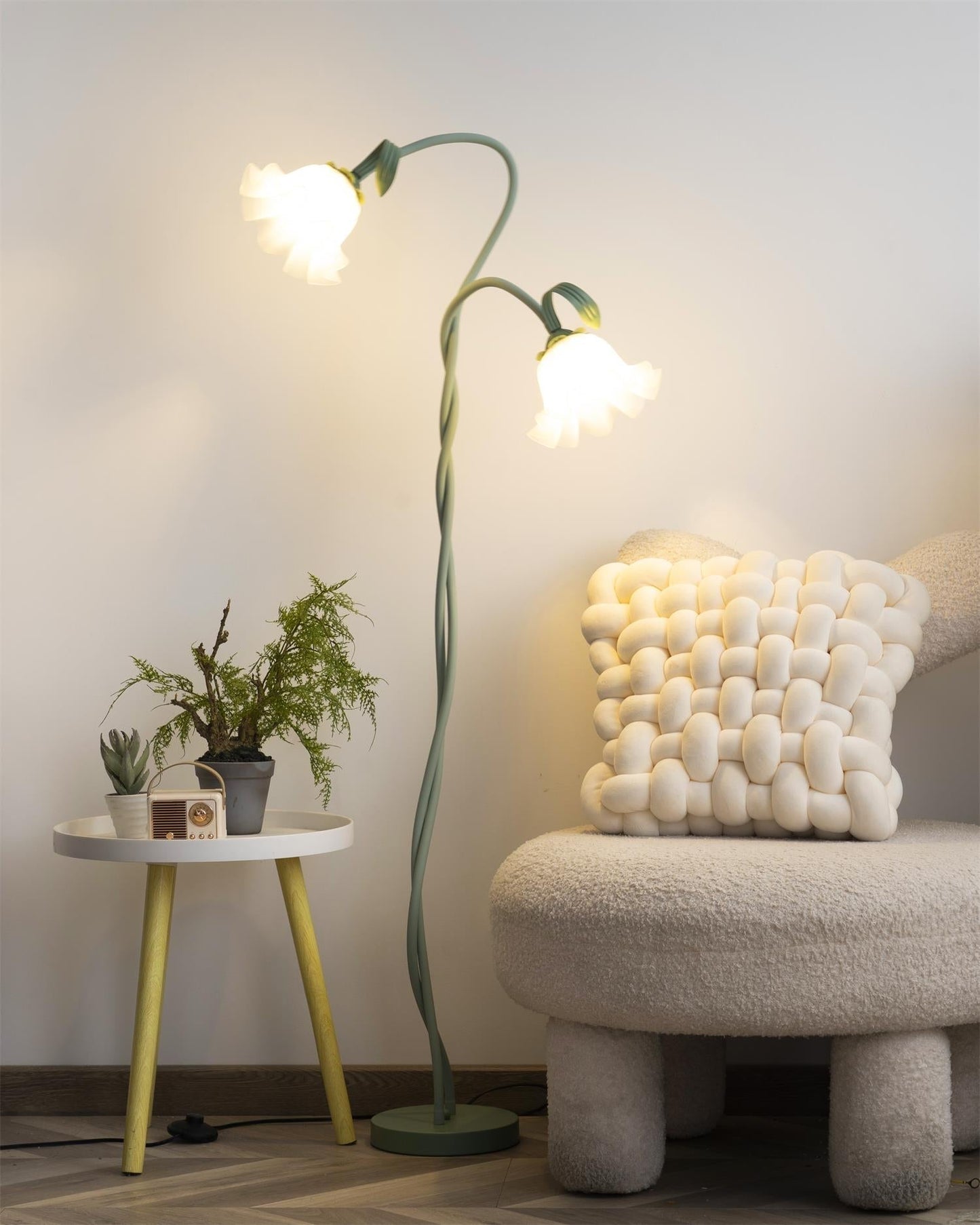 Lampadaire Calla Flowers – Éclairage Élégant avec Fleurs Blanches et Design Raffiné