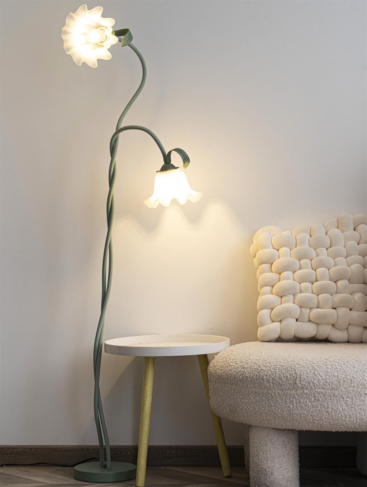 Lampadaire Calla Flowers – Éclairage Élégant avec Fleurs Blanches et Design Raffiné