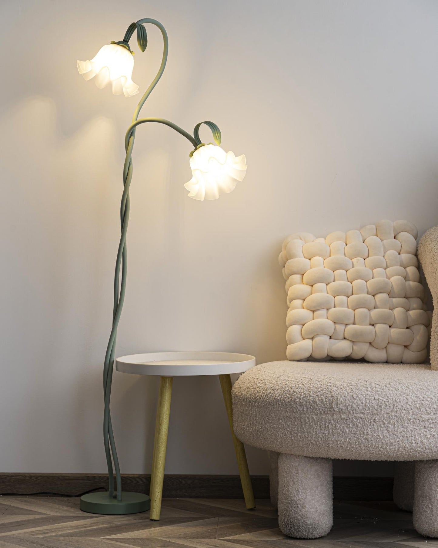 Lampadaire Calla Flowers – Éclairage Élégant avec Fleurs Blanches et Design Raffiné