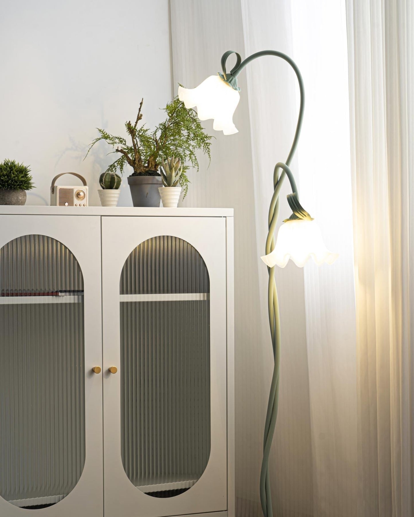 Lampadaire Calla Flowers – Éclairage Élégant avec Fleurs Blanches et Design Raffiné