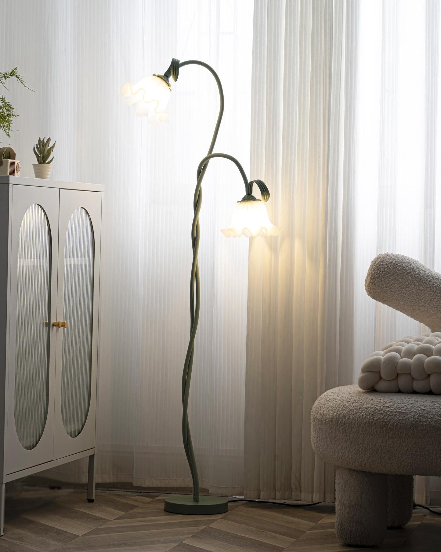 Lampadaire Calla Flowers – Éclairage Élégant avec Fleurs Blanches et Design Raffiné