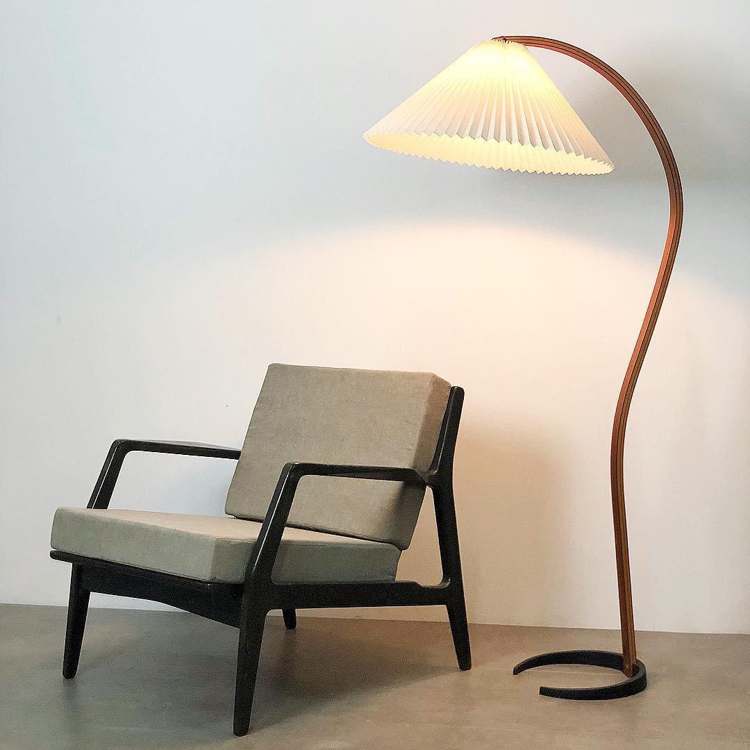 Lampe sur Pied Caprani – Design Scandinave 70’s avec Base en Bois et Métal