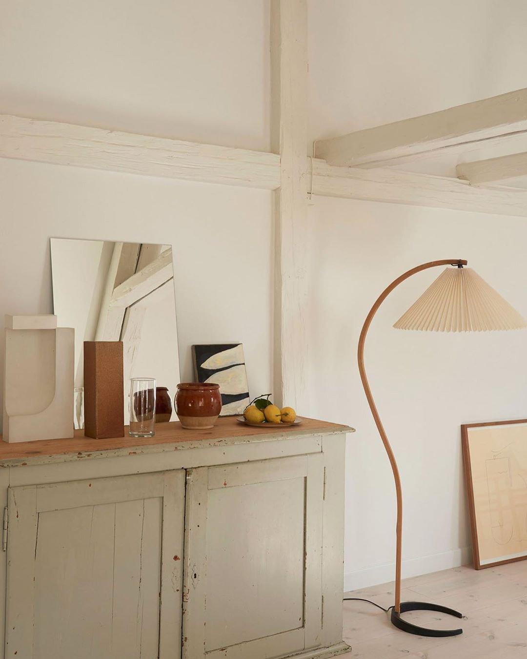 Lampe sur Pied Caprani – Design Scandinave 70’s avec Base en Bois et Métal