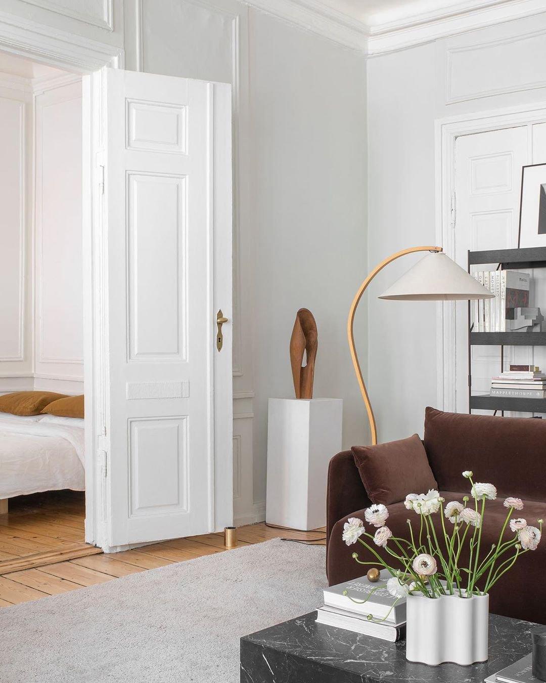 Lampe sur Pied Caprani – Design Scandinave 70’s avec Base en Bois et Métal