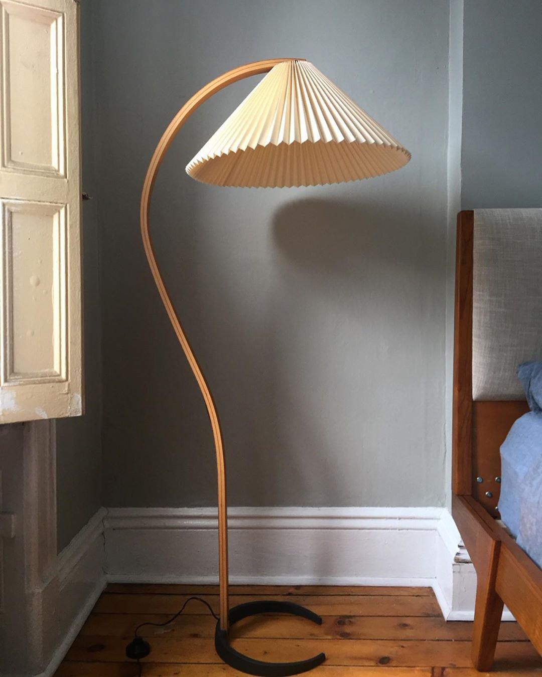 Lampe sur Pied Caprani – Design Scandinave 70’s avec Base en Bois et Métal