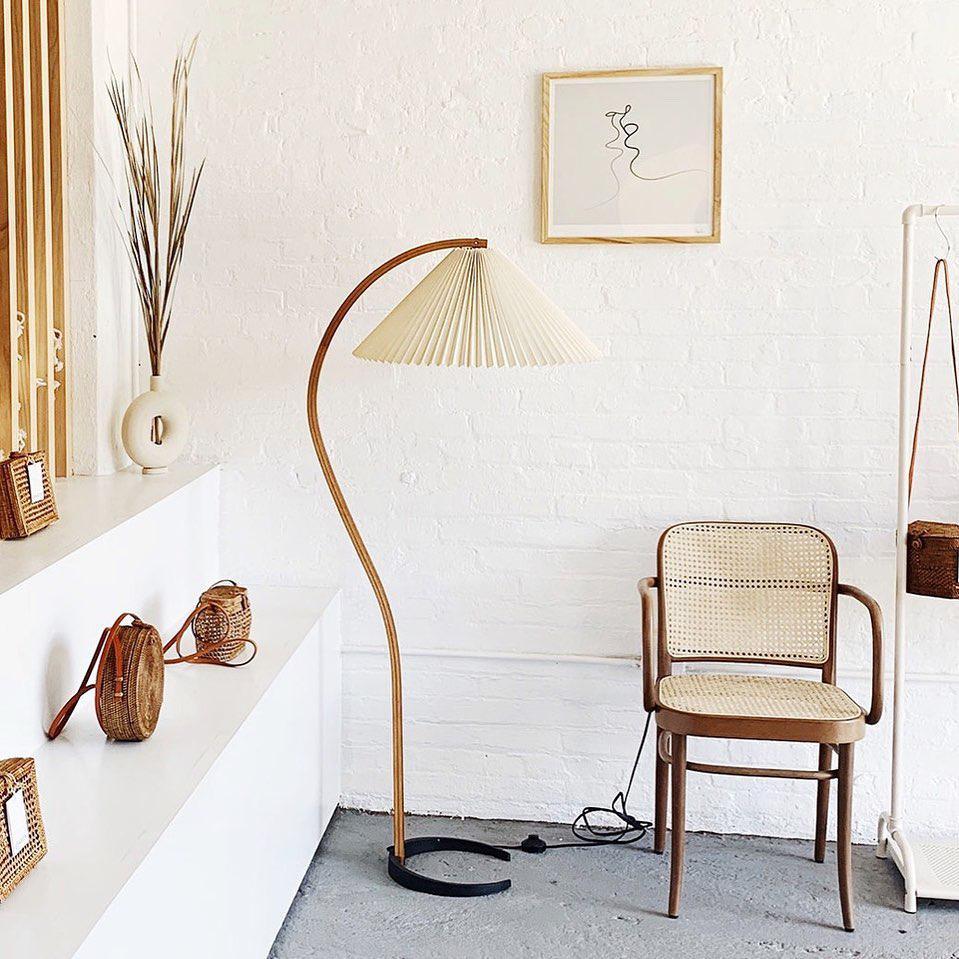 Lampe sur Pied Caprani – Design Scandinave 70’s avec Base en Bois et Métal