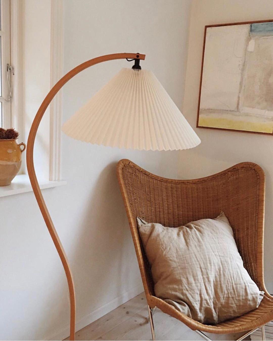 Lampe sur Pied Caprani – Design Scandinave 70’s avec Base en Bois et Métal