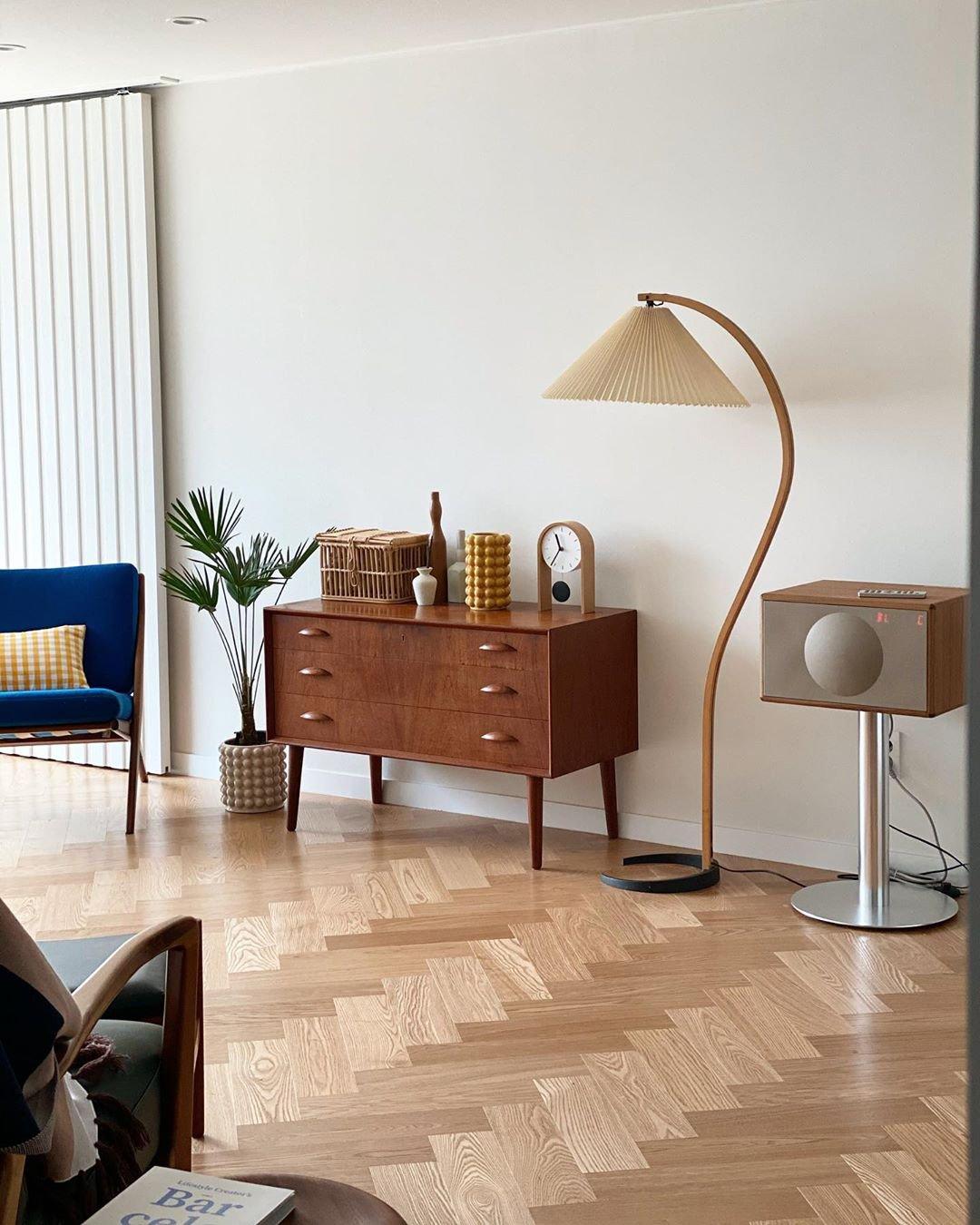 Lampe sur Pied Caprani – Design Scandinave 70’s avec Base en Bois et Métal