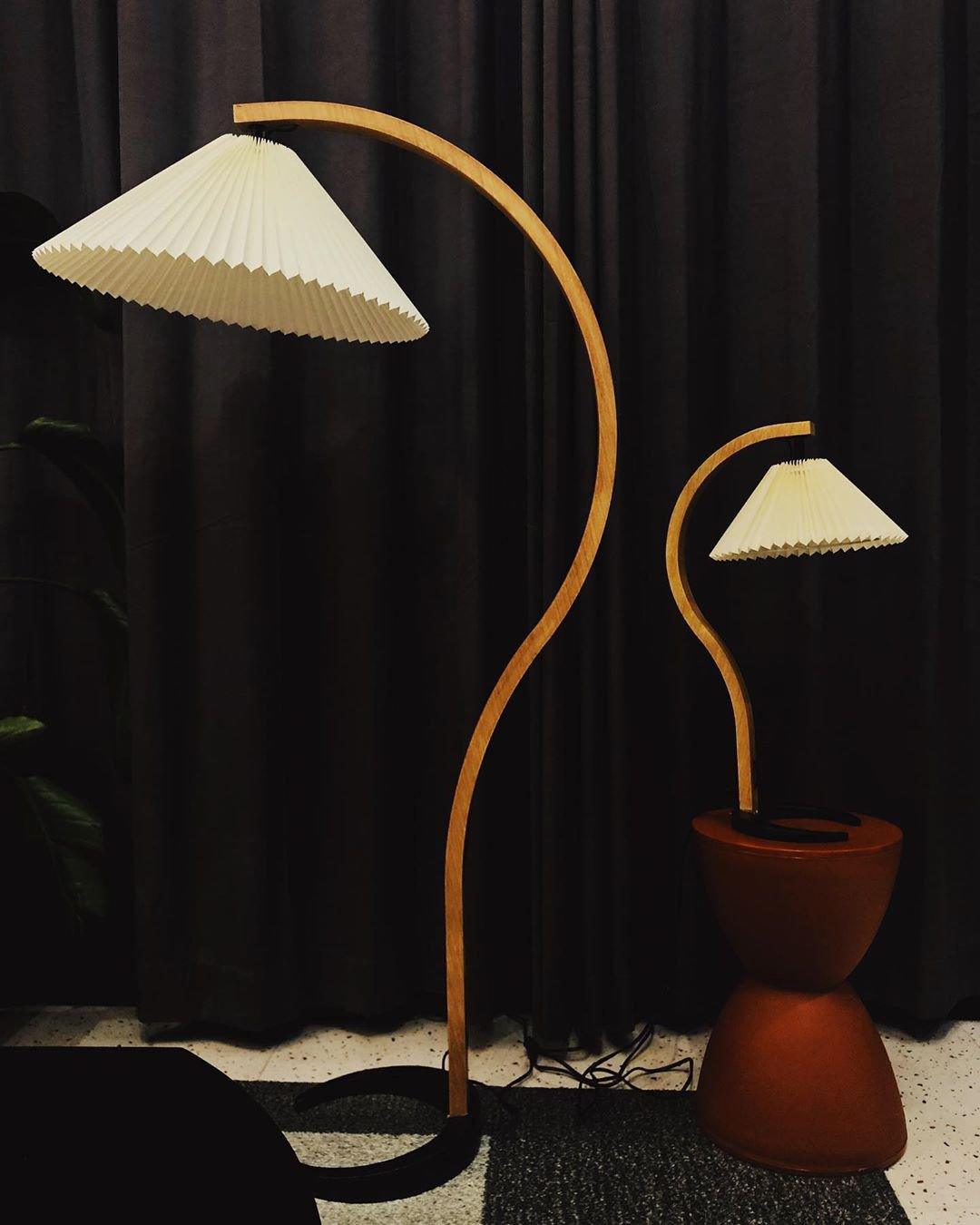 Lampe sur Pied Caprani – Design Scandinave 70’s avec Base en Bois et Métal