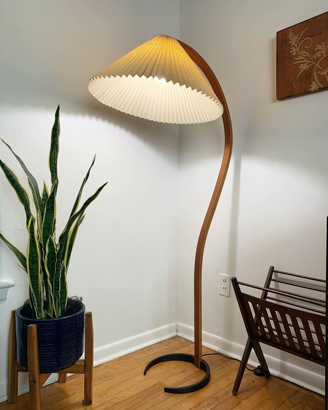 Lampe sur Pied Caprani – Design Scandinave 70’s avec Base en Bois et Métal