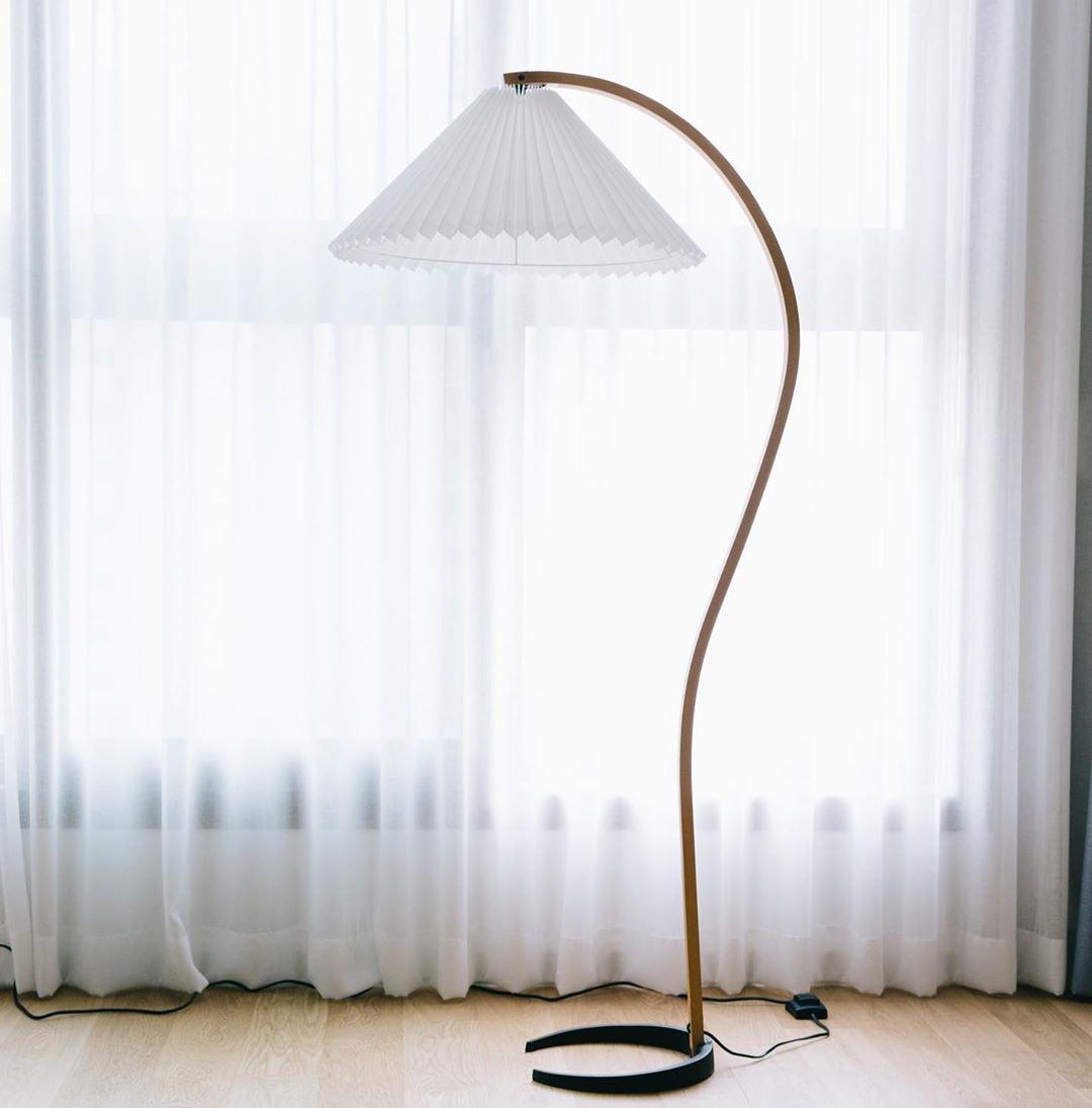 Lampe sur Pied Caprani – Design Scandinave 70’s avec Base en Bois et Métal