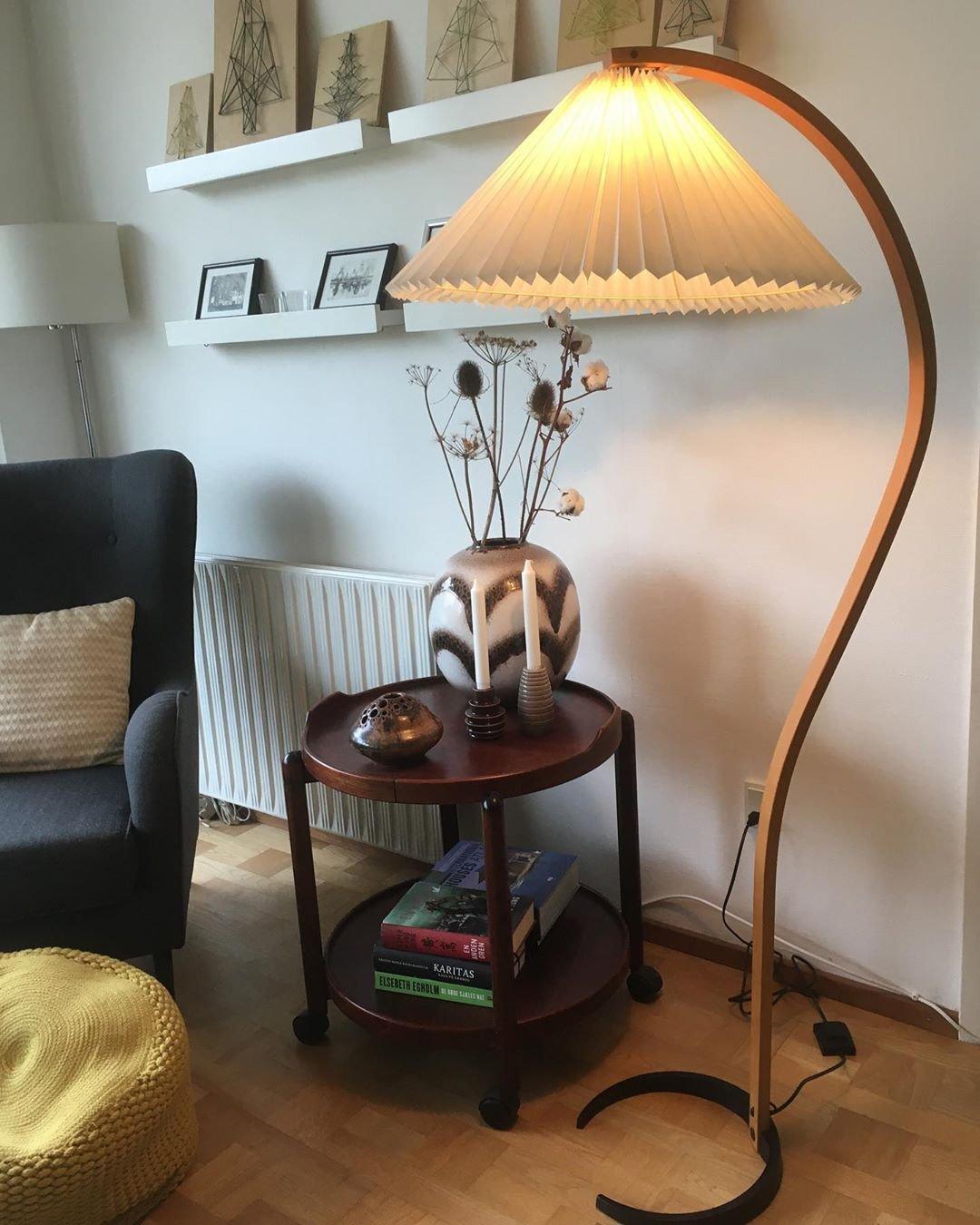 Lampe sur Pied Caprani – Design Scandinave 70’s avec Base en Bois et Métal
