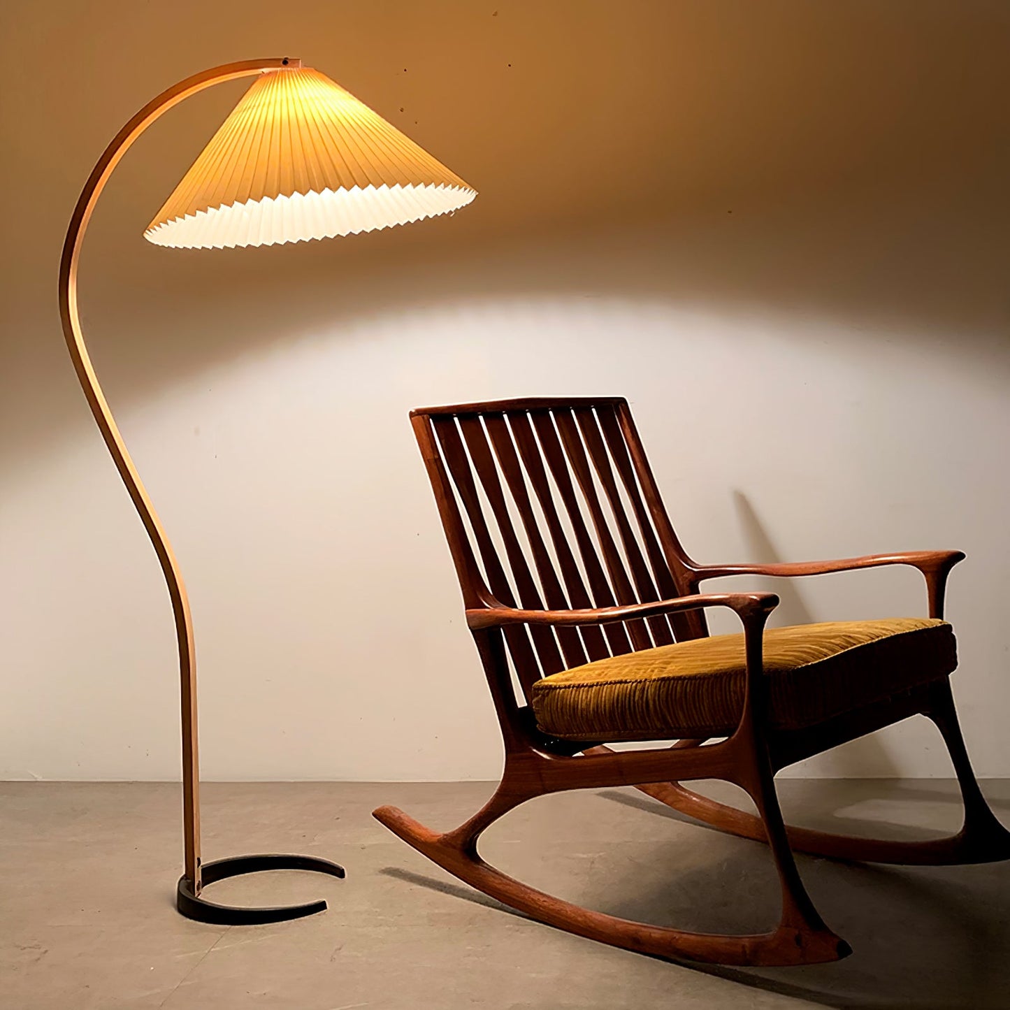 Lampe sur Pied Caprani – Design Scandinave 70’s avec Base en Bois et Métal