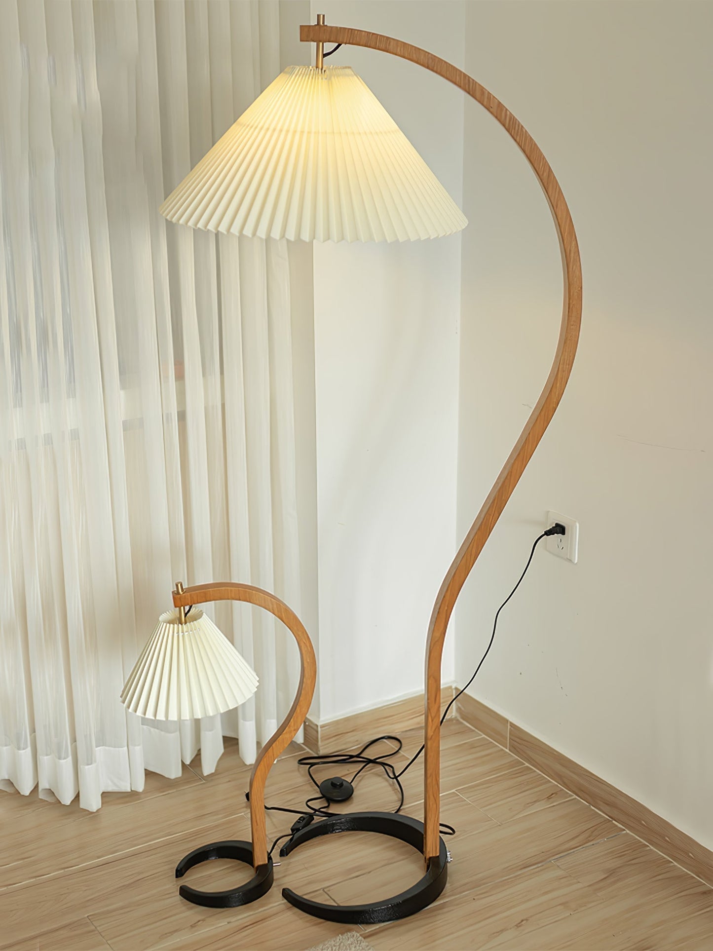Lampe sur Pied Caprani – Design Scandinave 70’s avec Base en Bois et Métal