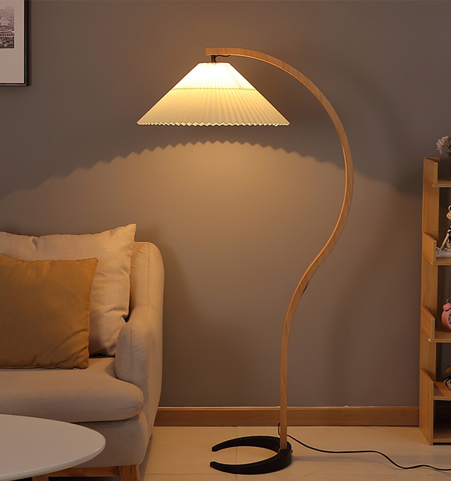 Lampe sur Pied Caprani – Design Scandinave 70’s avec Base en Bois et Métal