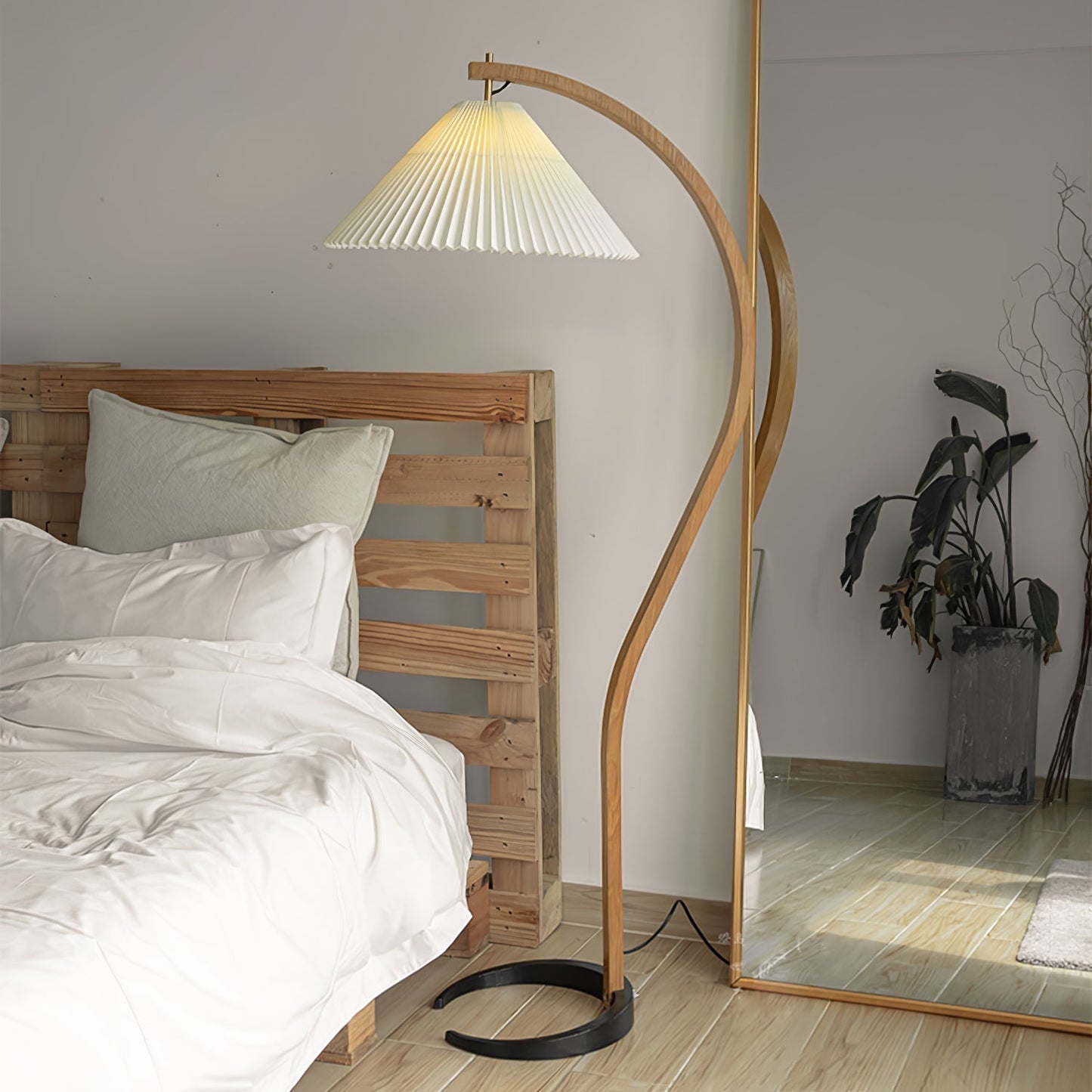 Lampe sur Pied Caprani – Design Scandinave 70’s avec Base en Bois et Métal