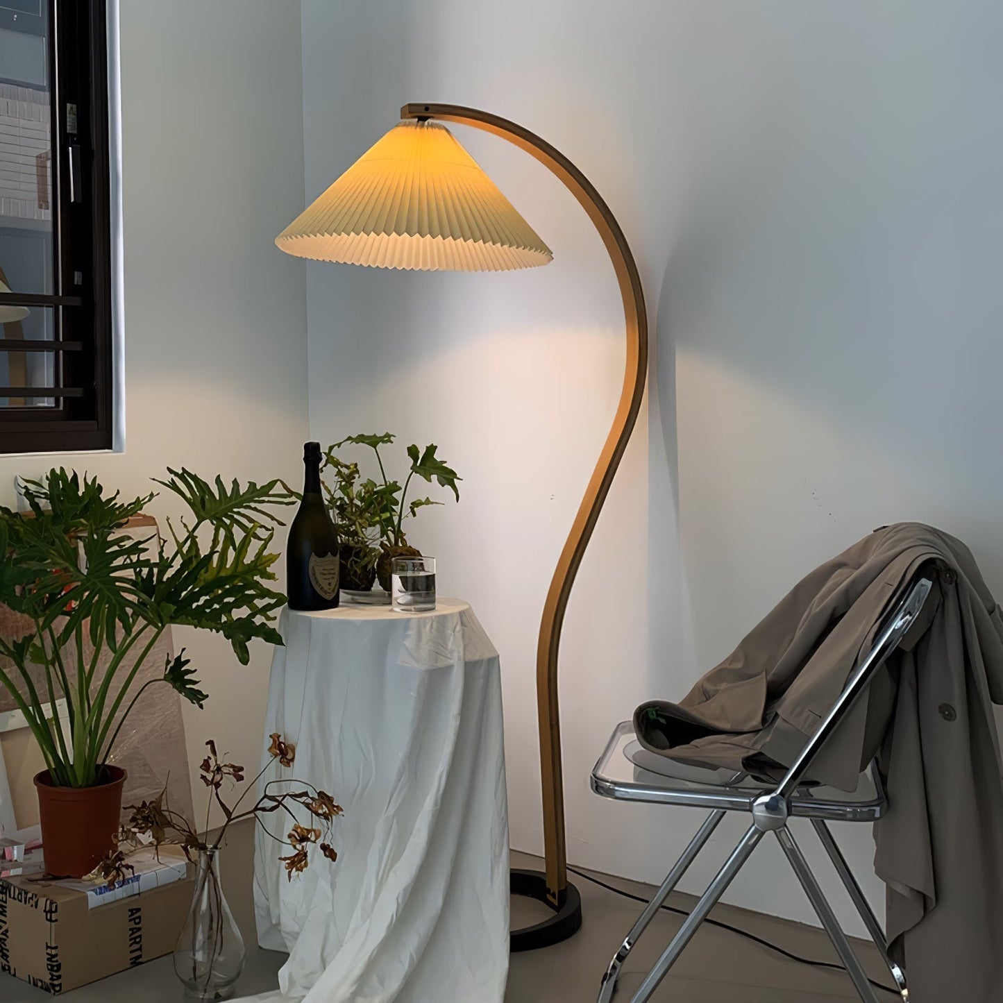 Lampe sur Pied Caprani – Design Scandinave 70’s avec Base en Bois et Métal