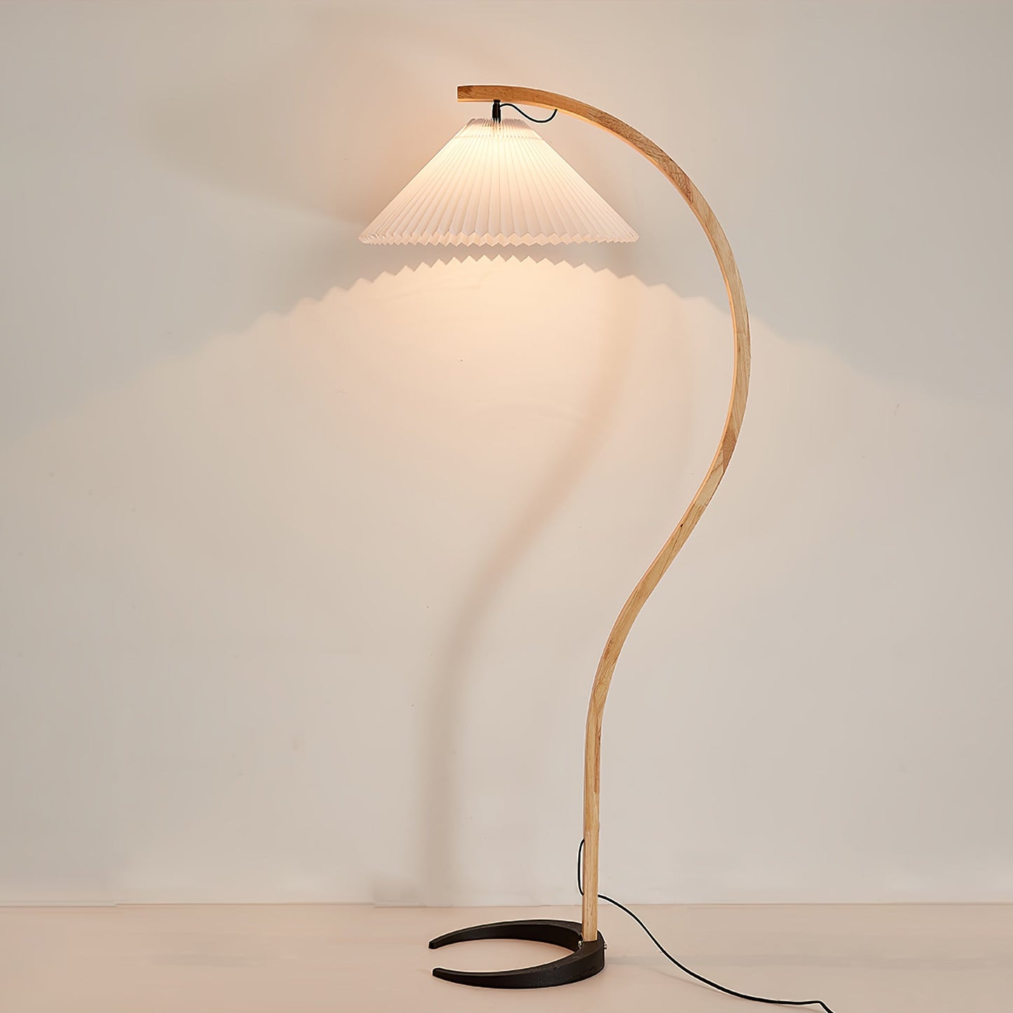 Lampe sur Pied Caprani – Design Scandinave 70’s avec Base en Bois et Métal