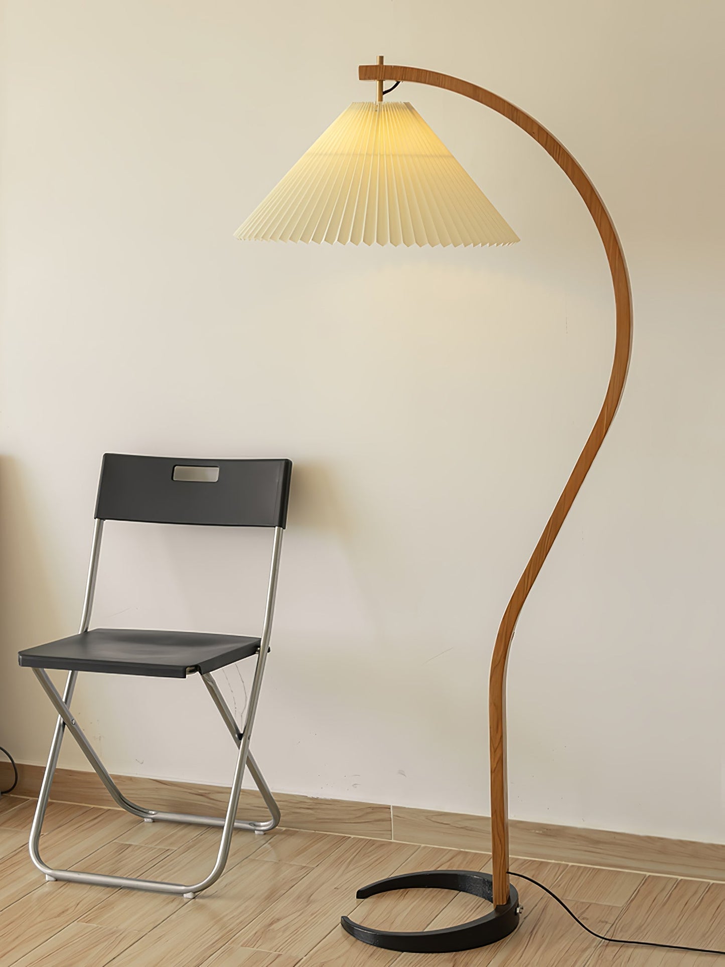 Lampe sur Pied Caprani – Design Scandinave 70’s avec Base en Bois et Métal