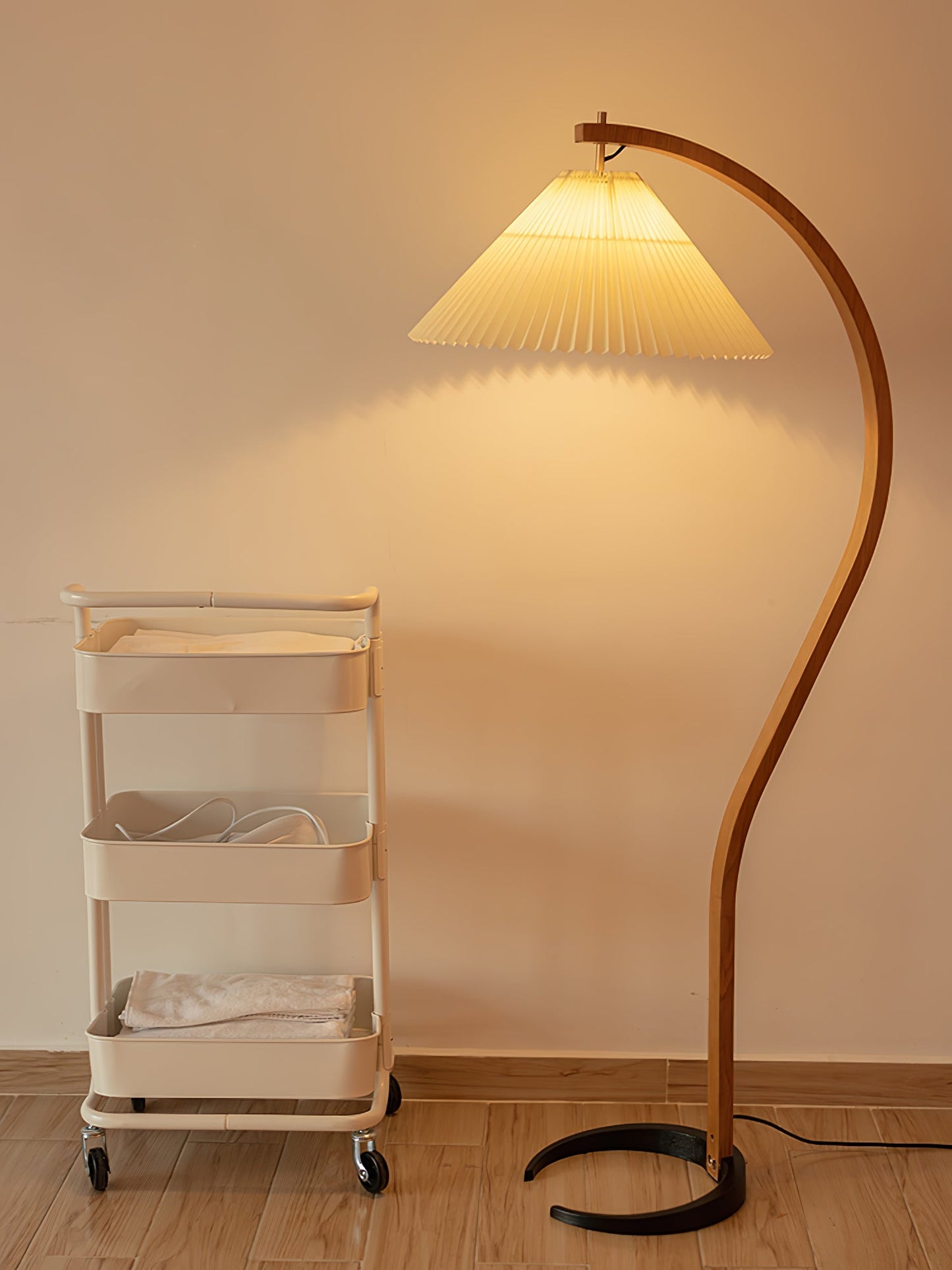 Lampe sur Pied Caprani – Design Scandinave 70’s avec Base en Bois et Métal